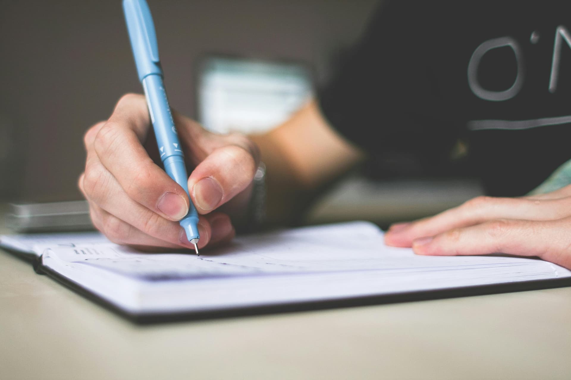 AI vs Human Writing: How to Spot the Difference in 2025

